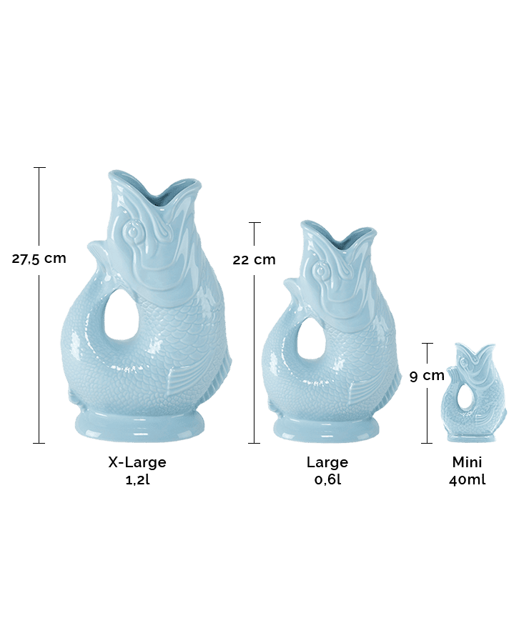 Drei hellblaue Gluckigluck-Karaffe-Krüge von Gluckigluck (Groß 0,6 l/22 cm, X-Groß 1,2 l/27,5 cm, Mini 40 ml/9 cm) werden nebeneinander angezeigt, wobei ihre Höhe und der unverwechselbare Gluck-Gluck-Laut hervorgehoben sind.