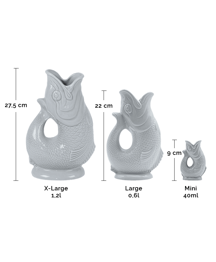 Drei hellgraue Gluckigluck-Karaffe-Krüge von Gluckigluck in den Größen XL (27,5 cm, 1,2 l), L (22 cm, 0,6 l) und Mini (9 cm, 40 ml) werden mit Maßangaben nebeneinander gezeigt – jeder macht beim Eingießen das charakteristische „Gluck“-Geräusch.