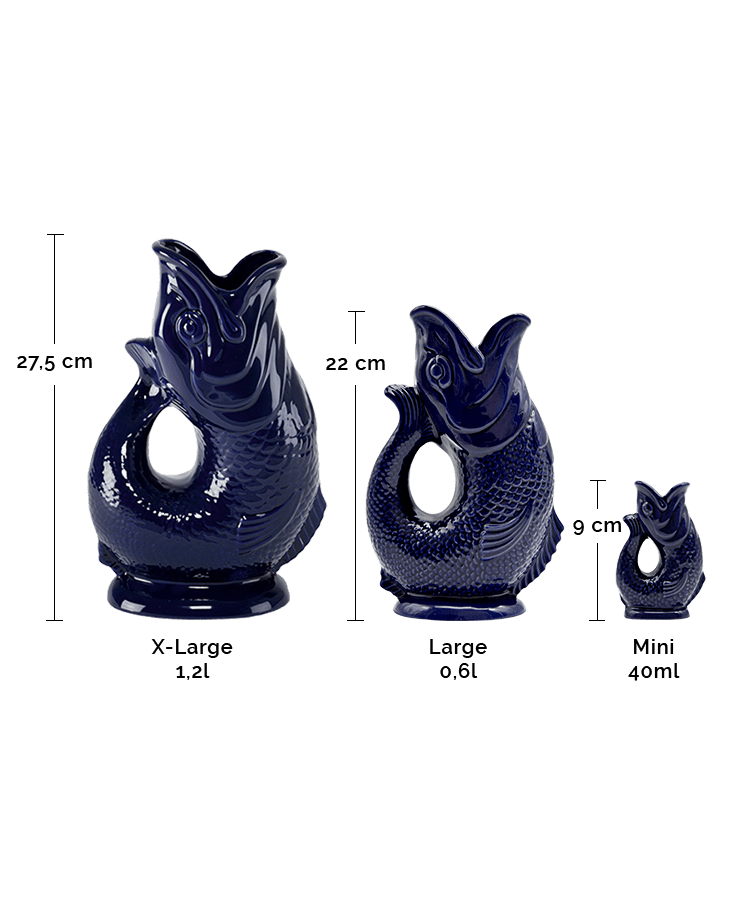 Drei glänzende, dunkelblaue Gluckigluck-Karaffen – X-Large Kobalt Blau (27,5 cm, 1,2 l), Large (22 cm, 0,6 l) und Mini (9 cm, 40 ml) – nach Größe geordnet und mit Etiketten; berühmt für ihr ikonisches Gluckigluck-Geräusch.