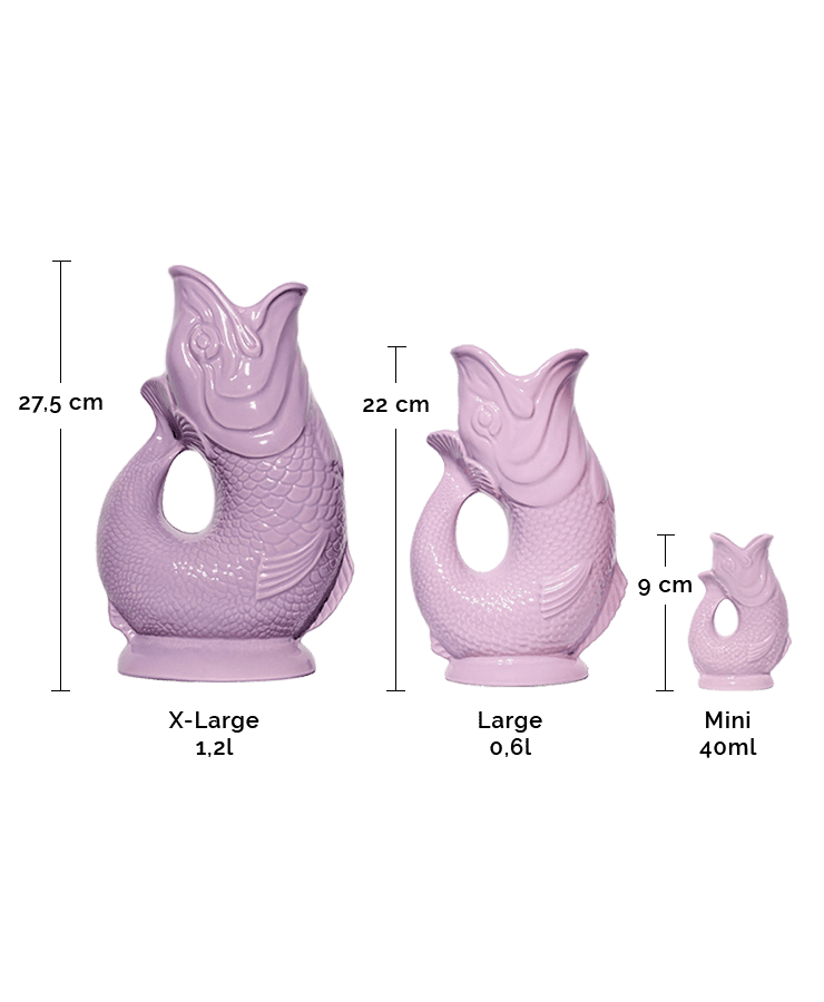 Die Gluckigluck Karaffe X-Large Lila von Gluckigluck (27,5 cm, 1,2 l) wird neben großen (22 cm, 0,6 l) und kleinen (9 cm, 40 ml) Krügen in Pastellviolett gezeigt, alle mit Maßangaben. Genießen Sie das charmante „Gluck“-Geräusch beim Einschenken!.