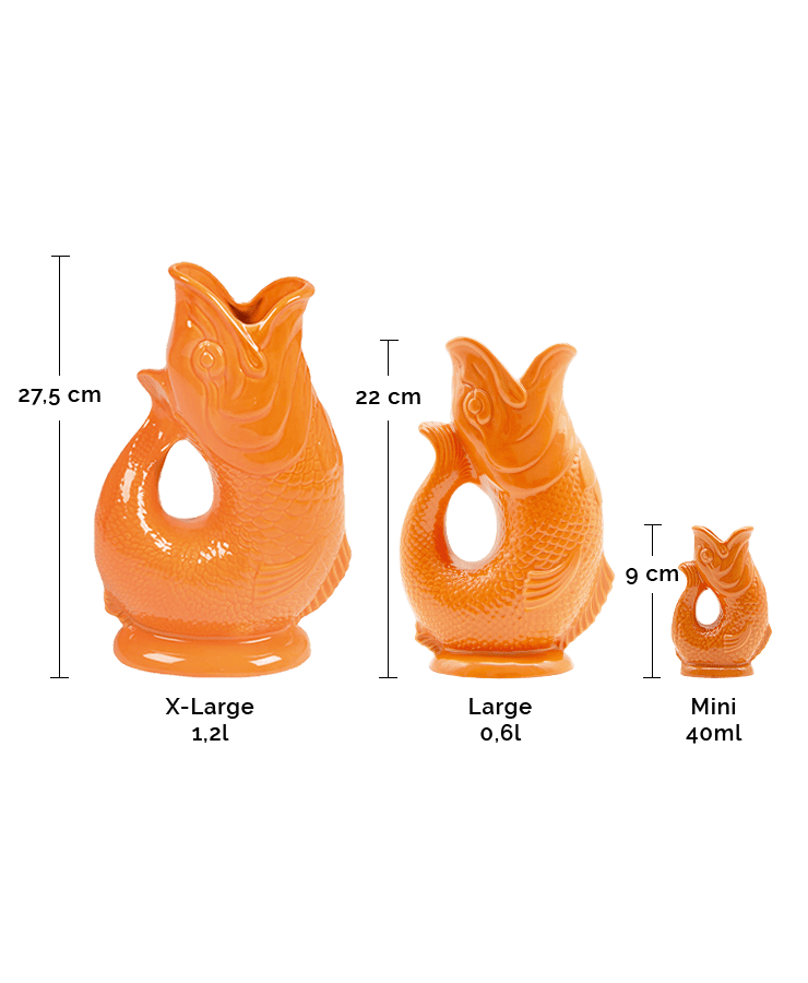 Drei Gluckigluck-Karaffen in Orange – X-Large (27,5 cm, 1,2 l), Large (22 cm, 0,6 l) und Gluckigluck-Karaffe Mini Orange (9 cm, 40 ml) – stehen nebeneinander auf einem schlichten Hintergrund, perfekt als Karaffe oder Vase für jeden Raum.