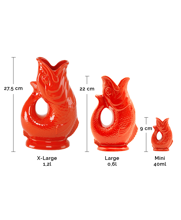 Die Gluckigluck Karaffe Large Rot von Gluckigluck ist eine rote Keramikkanne aus England mit einem Durchmesser von 22 cm und einem Fassungsvermögen von 0,6 l, ideal zum Erzeugen des typischen „Gluck“-Geräuschs.