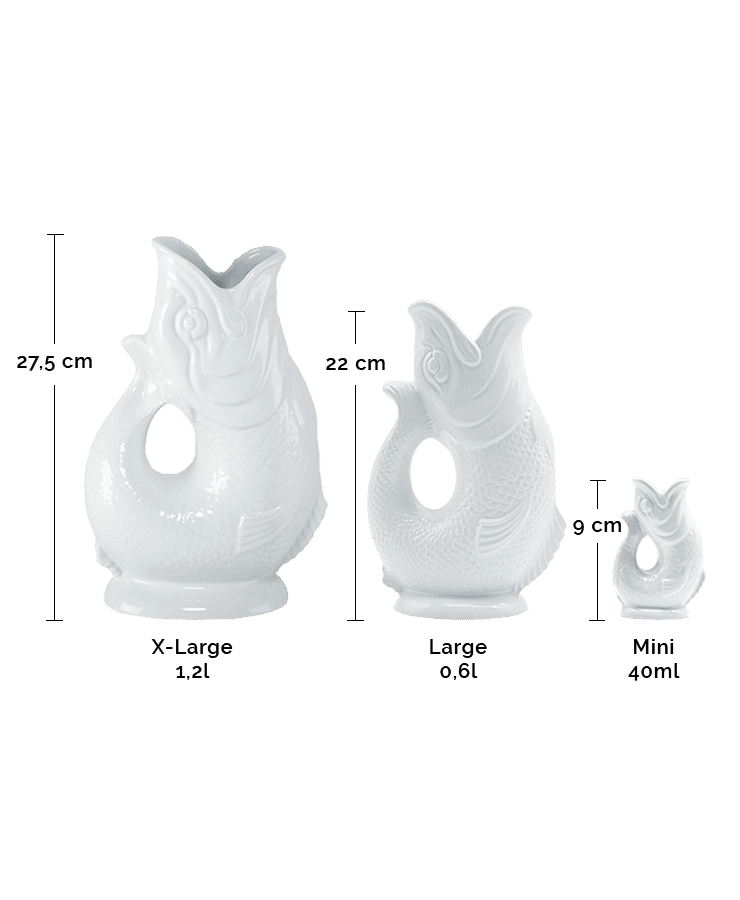 Drei weiße Gluckigluck-Karaffe-Krüge von Gluckigluck werden nebeneinander in den Größen X-Large (27,5 cm, 1,2 l), Large (22 cm, 0,6 l) und Mini (9 cm, 40 ml) mit Etiketten gezeigt, die für ihr kultiges Gluckigluck-Geräusch bekannt sind.