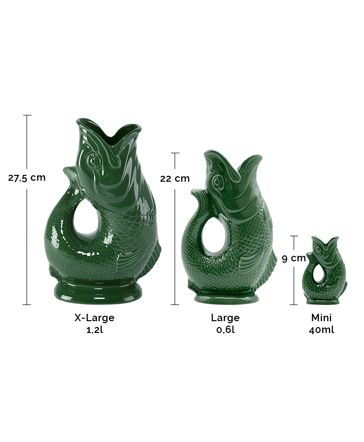 Die Gluckigluck Karaffe X-Large Dunkelgrün (27,5 cm, 1,2 l) wird zusammen mit der großen und der Mini-Version nebeneinander mit Maßangaben angezeigt und ist für ihr charakteristisches „Gluck“-Geräusch beim Eingießen bekannt.