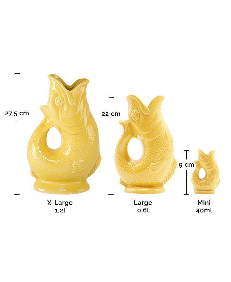 Drei Gluckigluck Karaffe X-Large Gelb, große (22 cm, 0,6 l) und Mini-Krüge (9 cm, 40 ml): Jeder gelbe Griff in Fischform bildet den Korpus und erzeugt bei jedem Einschenken das typische gurgelnde Gluckigluck-Geräusch.
