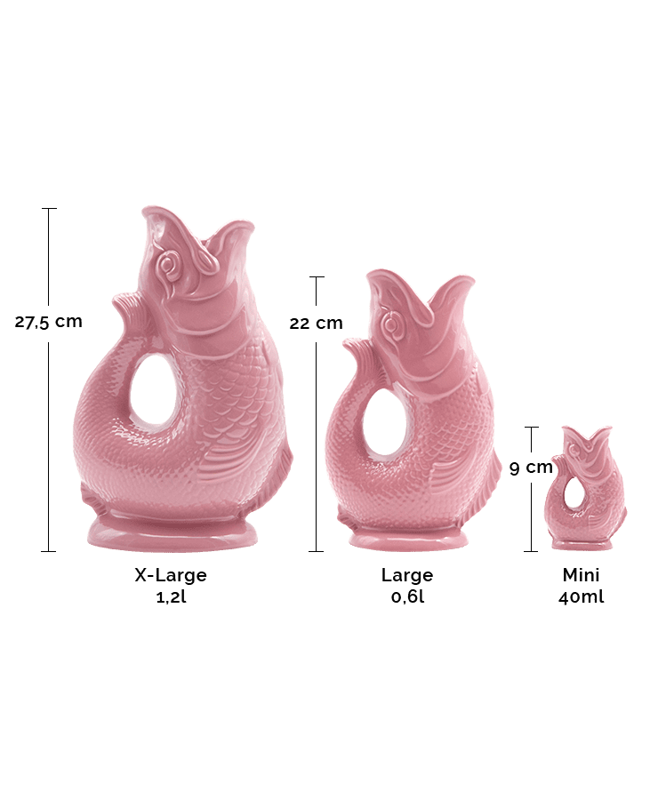 Die Gluckigluck Karaffe Large Rosa von Gluckigluck verfügt über strukturierte Schuppen, eine offene Öffnung und erzeugt beim Eingießen ein bezauberndes Gurgelgeräusch. Inspiriert von Königin Elisabeth misst sie 22 cm und fasst 0,6 l.