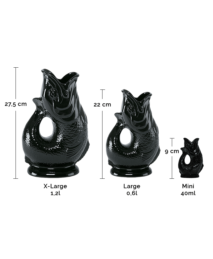 Drei Gluckigluck Karaffe X-Large Schwarz-Krüge in den Größen Extragroß (27,5 cm, 1,2 l), Groß (22 cm, 0,6 l) und Mini (9 cm, 40 ml) werden nebeneinander auf einem grünen Hintergrund mit beschrifteten Abmessungen angezeigt.