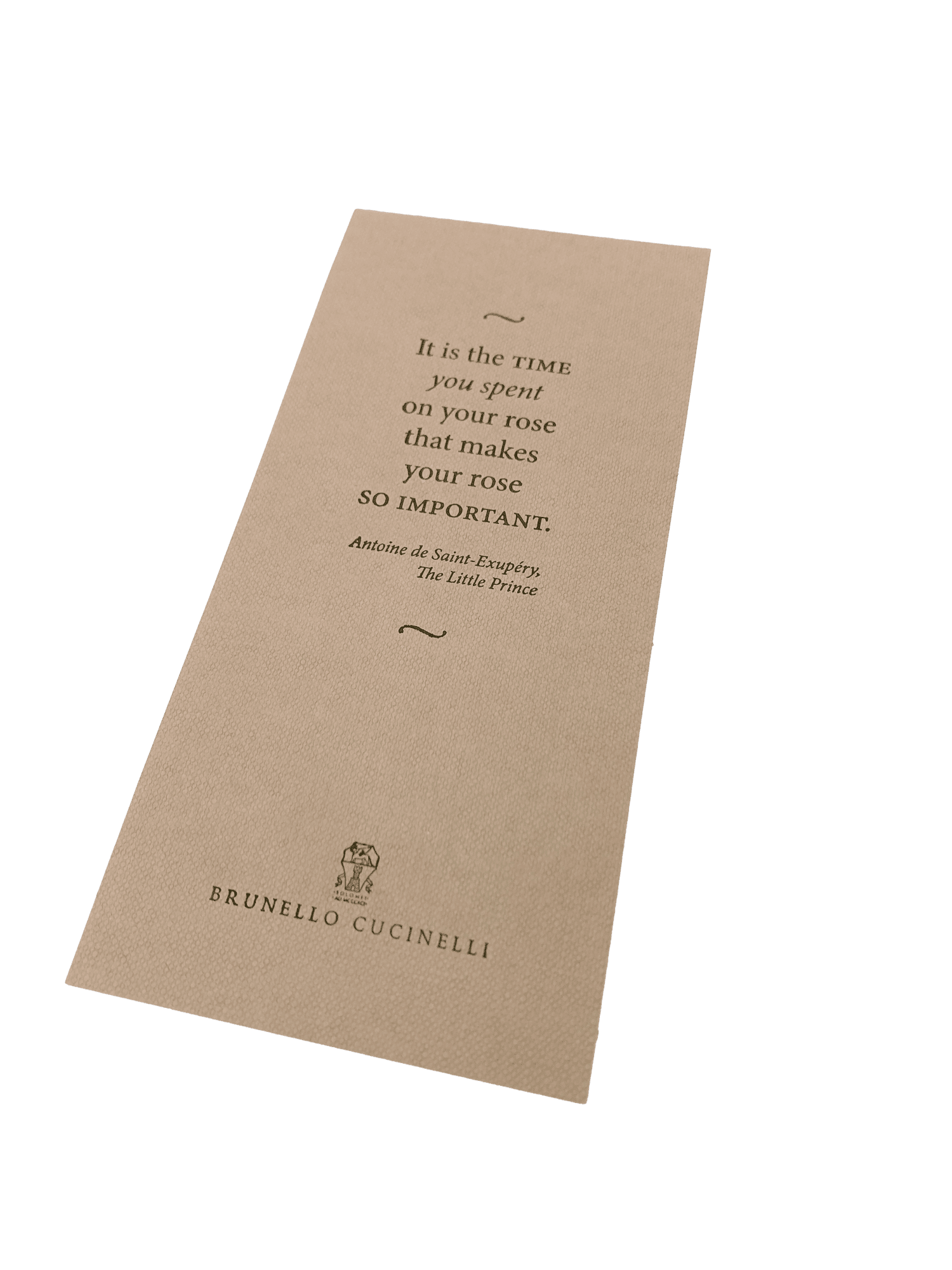 Eine hellbraune Karte mit einem Zitat aus „Der Kleine Prinz“ lautet: „Es ist die Zeit, die du mit deiner Rose verbringst, die sie so wertvoll macht.“ Unten auf der Karte sind das Logo und der Name von Brunello Cucinelli zu sehen.