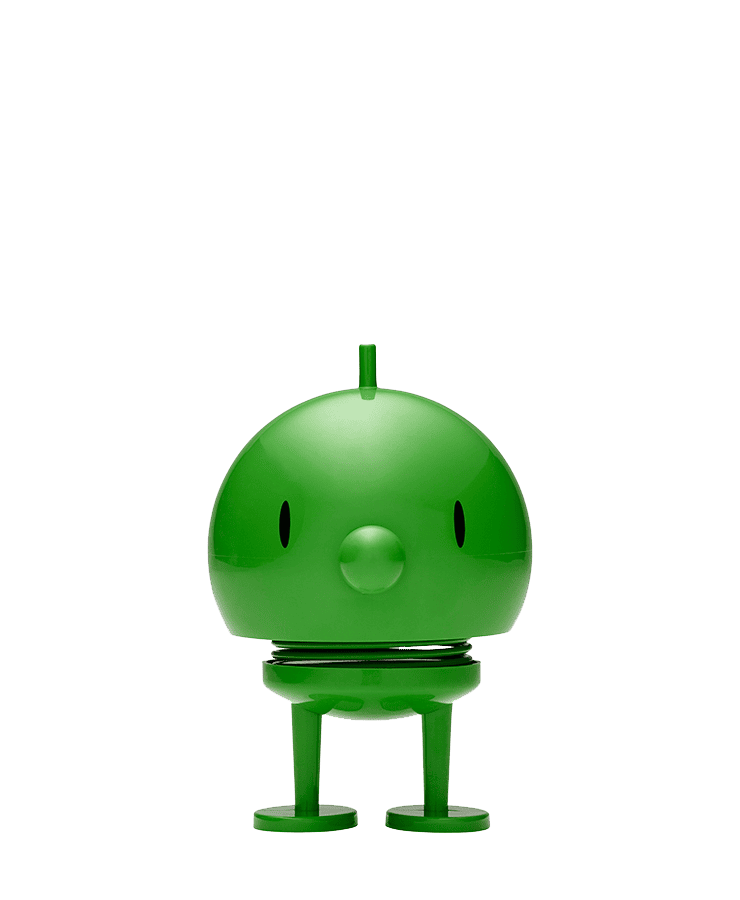 Ein Hoptimist Bumble Medium Green von Hoptimist steht aufrecht mit einem runden grünen Gesicht, zwei schwarzen ovalen Augen, einer gepunkteten Nase, kurzen Beinen, einem winzigen Stiel oben und einem optimistischen Lächeln – ein echter Hoptimist!.
