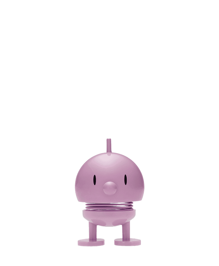 Der Hoptimist Bumble Small Lavender, eine runde Figur von Hoptimist in Lila mit schwarzen ovalen Augen, einer Stupsnase und einem Federhals, steht auf zwei Füßen vor einem weißen Hintergrund – bereit, ein Lächeln zu zaubern.