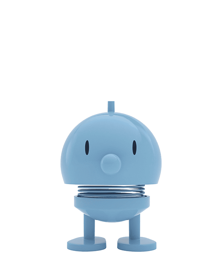 Der Hoptimist Bumble Medium Light Blue von Hoptimist verfügt über ein fröhliches, minimalistisches Design mit runder Form, großem Kopf, einfachen schwarzen Augen, runder Nase, zwei Beinen und einer sichtbaren Metallfeder für eine aufmunternde Note.