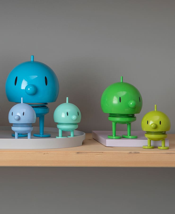 Die Hoptimist Bumble Small Lime Figur von Hoptimist steht fröhlich da. Ihre runde Form und die gepunkteten Augen strahlen Optimismus in leuchtendem Limettengrün aus. Eine passende kleinere Version komplettiert dieses charmante Display.