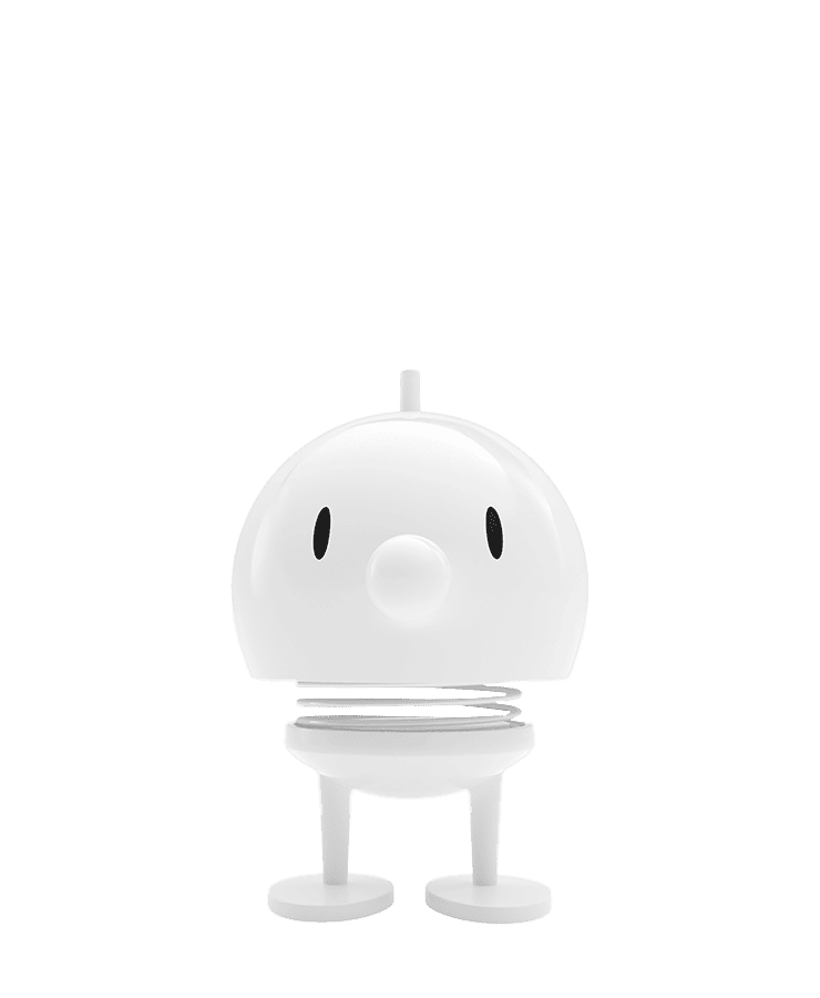 Der Hoptimist Bumble Medium White von Hoptimist ist eine kleine, runde, weiße Figur mit schwarzen ovalen Augen, einer runden Nase, einer federnden Mitte und flachen Füßen – bereit, Optimismus und ein Lächeln zu verbreiten, wo immer sie steht.