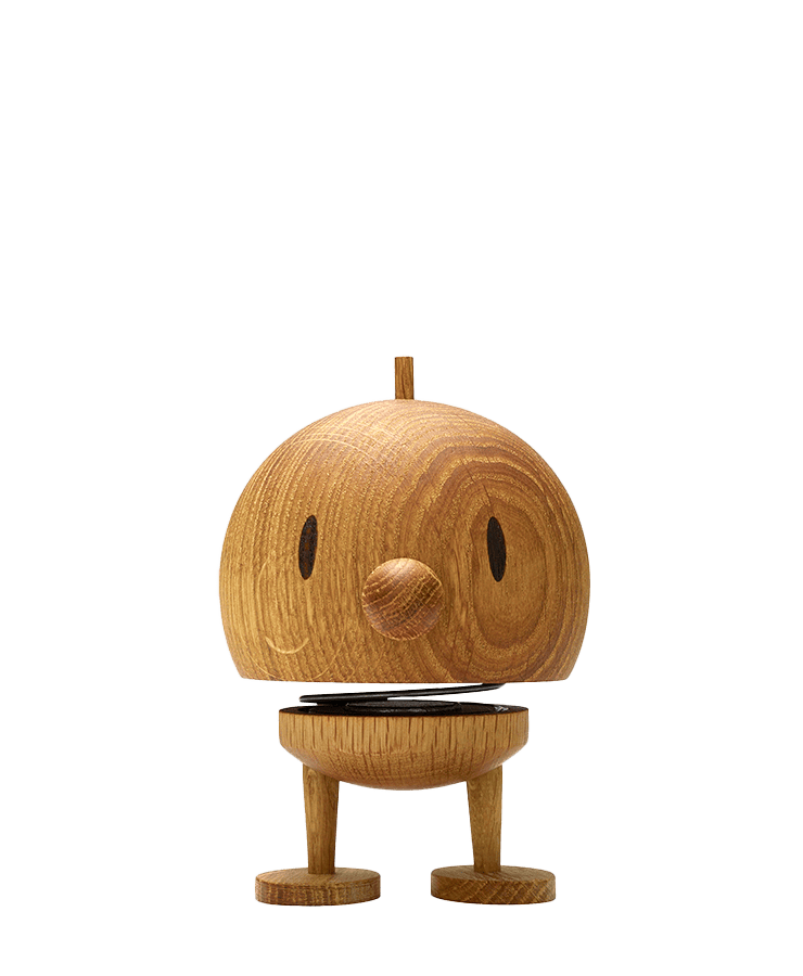 Die Hoptimist Bumble Medium Wood Oak von Hoptimist ist eine Holzfigur mit rundem Kopf, schlichten Gesichtszügen, einem kleinen Knauf oben und zwei Beinen, die optimistischen Charme und ein sanftes Lächeln ausstrahlt.