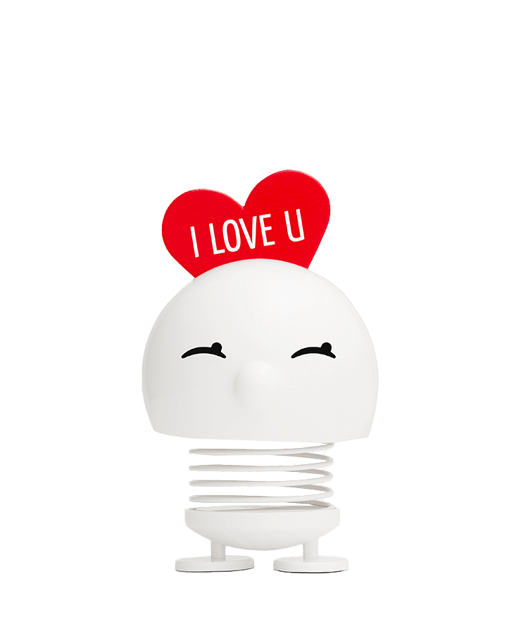 Das Hoptimist Love Bimble Medium von Hoptimist ist eine weiße, runde Figur auf Federbasis mit einem lächelnden Gesicht, geschlossenen Augen und einem Herz obenauf mit „I LOVE U“ in weißen Buchstaben – die optimistischen Charme ausstrahlt.