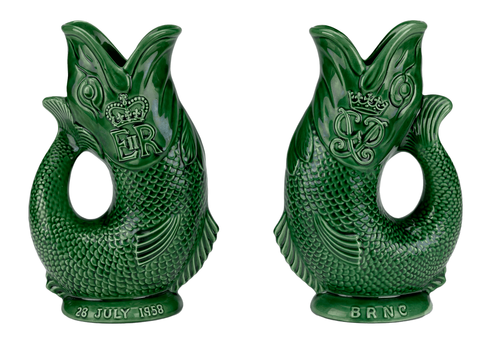 Zwei grüne Keramikkrüge in Fischform mit königlichen Insignien und Kronen. Auf der einen Seite ist ER mit einer Krone und dem 28. Juli 1958 abgebildet, auf der anderen Seite ein anderes Wappen mit BRNC darunter.
