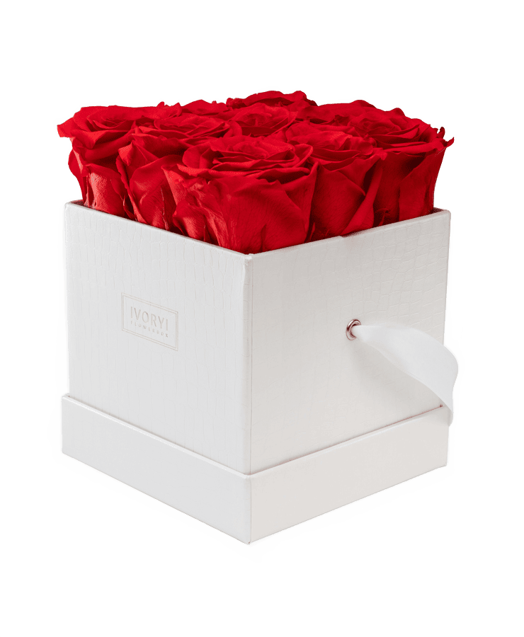 Die Ivoryi & Friends Flowerbox Medium Perlmutt Romantic Red präsentiert leuchtende konservierte Rosen in einer strukturierten weißen quadratischen Box mit weißem Band. Handgefertigt in Deutschland, verleiht sie jedem Raum eine elegante, charmante Note.