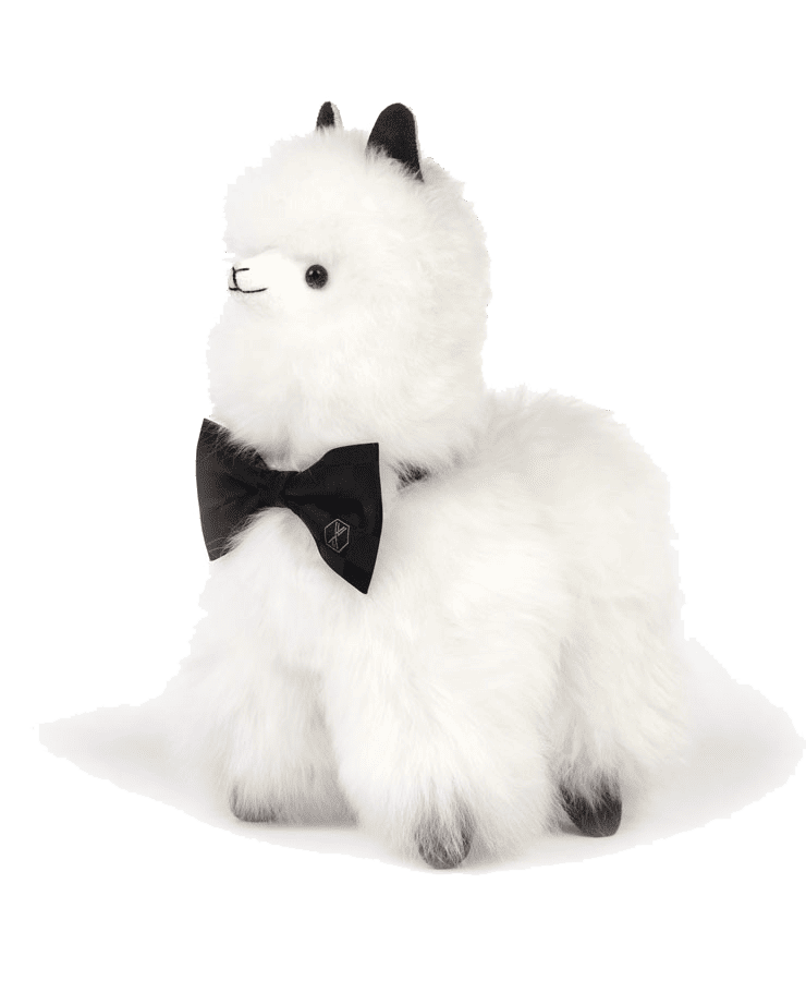 Das Alpaka-Stofftier PACO Pearl White von Weich Couture Alpaka ist ein flauschiges weißes Plüschlama mit schwarzen Ohren-, Fuß- und Nasenspitzen, das eine schwarze Fliege trägt und auf einer weißen Fläche steht.