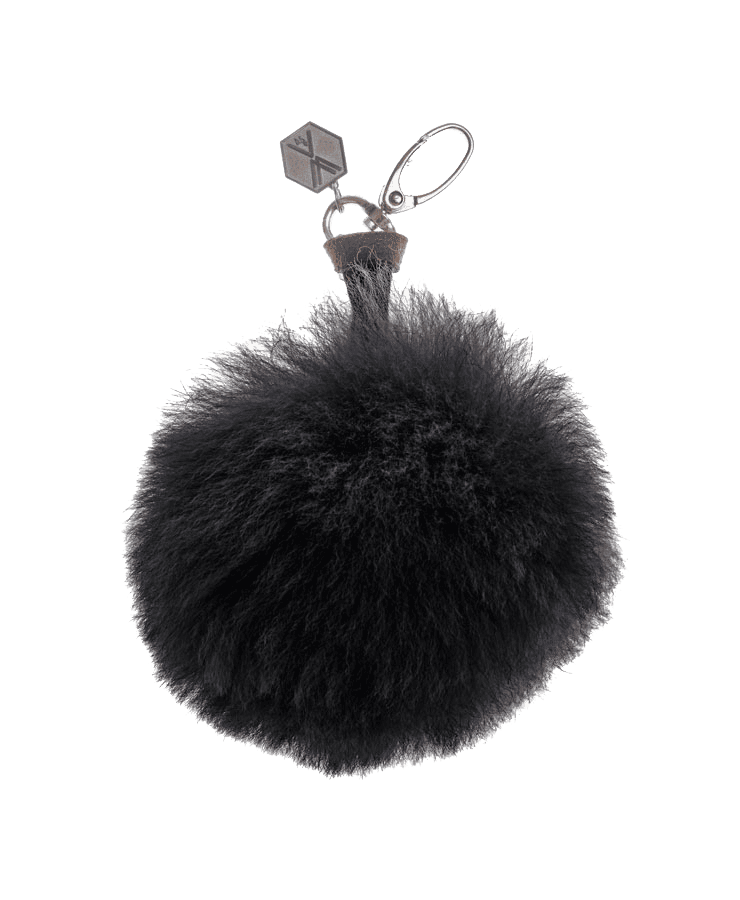Der Alpaka Pompon CLAVE Anhänger Black von Weich Couture Alpaka ist ein runder, flauschiger schwarzer Royal Alpaca Schlüsselanhänger mit einem kleinen Metallverschluss und einem sechseckigen CLAVE-Anhänger an der Oberseite.