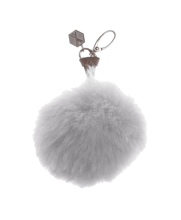 Verleihen Sie Ihren Accessoires Charme mit dem Weich Couture Alpaka Pompon CLAVE Anhänger Silver Grey – einem flauschigen, runden Schlüsselanhänger aus Alpakafell mit einem kleinen Metallverschluss und einem sechseckigen Anhänger.