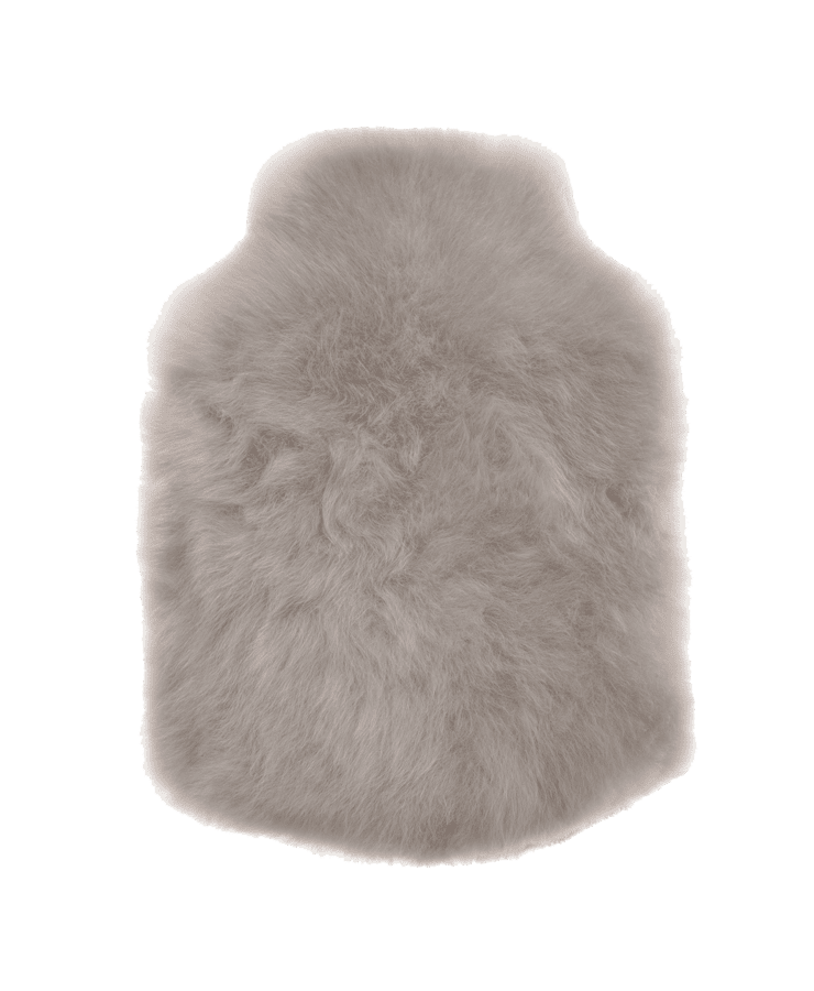 Erleben Sie luxuriösen Komfort mit der Alpaka Wärmflasche Regular Silver Grey von Weich Couture Alpaka – einem weichen, flauschigen, hellgrauen Wärmflaschenbezug im Royal Alpaca-Fell-Stil mit dicker, flauschiger Textur und natürlichem Aussehen.