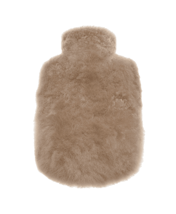 Die Alpaka Wärmflasche Regular Taupe von Weich Couture Alpaka besticht durch einen weichen, flauschigen Kunstfellbezug in Hellbraun, inspiriert von königlichem Alpaka-Fell. Mit ihrem hohen Halsausschnitt ist sie kuschelig, plüschig und allergikergeeignet für zusätzlichen Komfort.