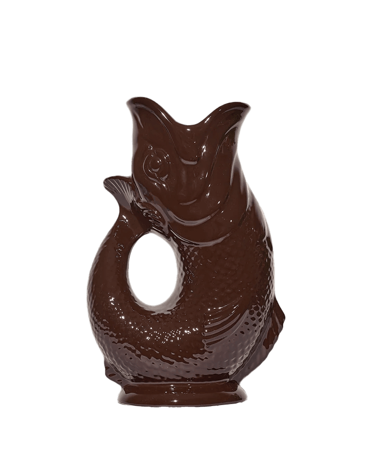 Der Gluckigluck Karaffe X-Large Kakao Braun von Gluckigluck zeigt eine glänzende, dunkelbraune Fischform mit offenem Maul und gebogenem Schwanzgriff, präsentiert auf einem schlichten weißen Hintergrund.