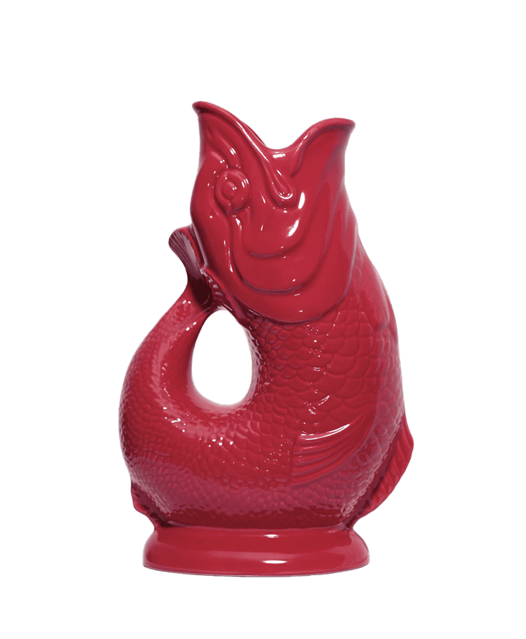 Die Gluckigluck Karaffe X-Large Beerenrot von Gluckigluck ist eine glänzend rote, fischförmige Kanne aus England mit offenem Mund, detaillierten Schuppen und einem Schwanzgriff. Berühmt für seinen einzigartigen "Gluck"-Klang. Einfarbig weißer Hintergrund.