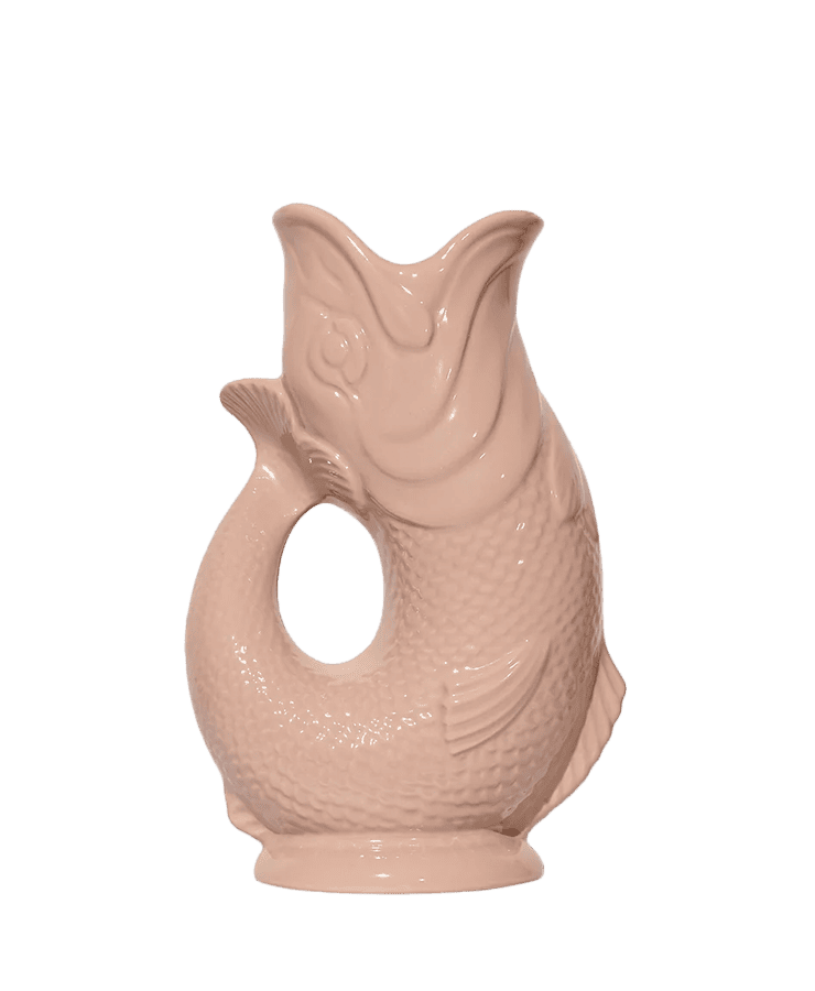 Der Gluckigluck Karaffe Large Chawning Tan von Gluckigluck ist ein glänzender, fischförmiger Keramikkrug mit offenem Ausguss, gewelltem Schwanz und strukturierten Schuppen, der von klassischen englischen Designs inspiriert ist und vor einem schlichten weißen Hintergrund steht.